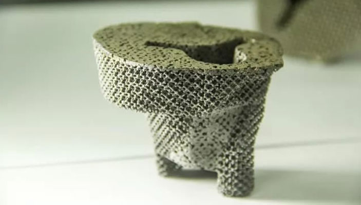 Коленная чашечка, спеченная из танталового порошка на 3D-принтере («Химия и жизнь» №5, 2019)