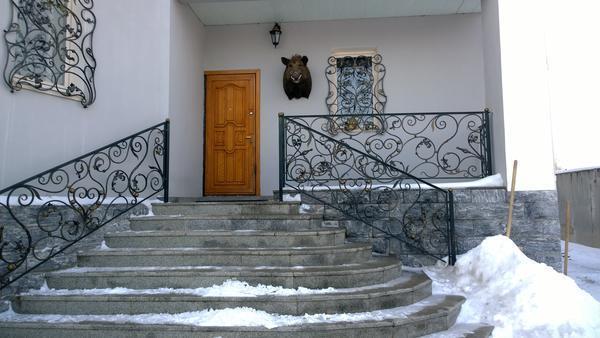 Кованая лестница прекрасно смотрится не только внутри дома, но и снаружи, и может стать настоящей визитной карточкой вашего жилища