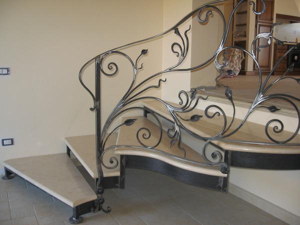 Цвет металла кованной лестницы нужно выбирать в зависимости от оттенка, в котором выполнен интерьер помещения 