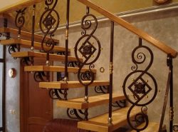 Кованные лестницы обладают отличными эстетическими и эксплуатационными свойствами