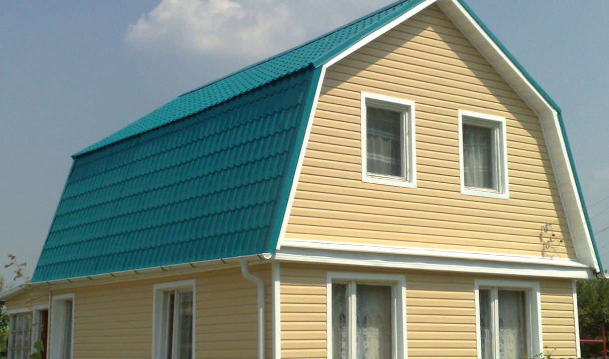 Сочетание сайдинга с зеленой крышей