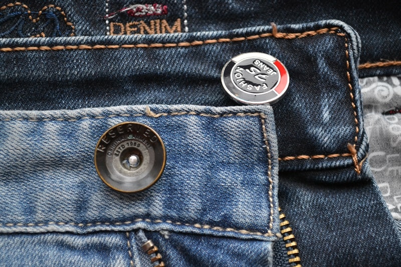 Ножка кнопки в джинсах